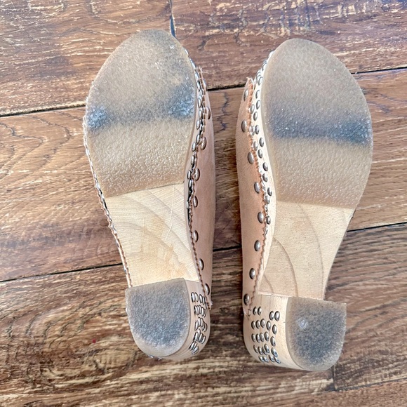 Free People Colbie Suede Studded Wooden Clogs Sz 6 Tan - Picture 9 of 9